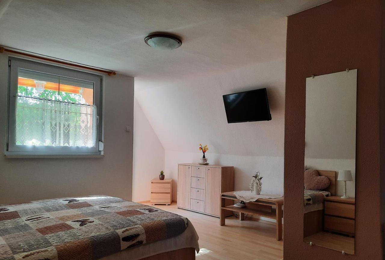 Dora Apartmanhaz ザラカロシュ エクステリア 写真